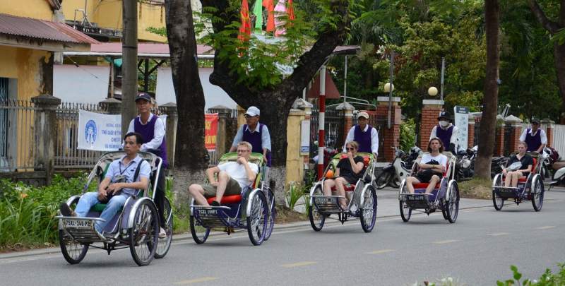 đi xích lô ở Huế