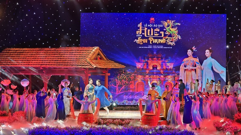 tham dự lễ hội áo dài Huế