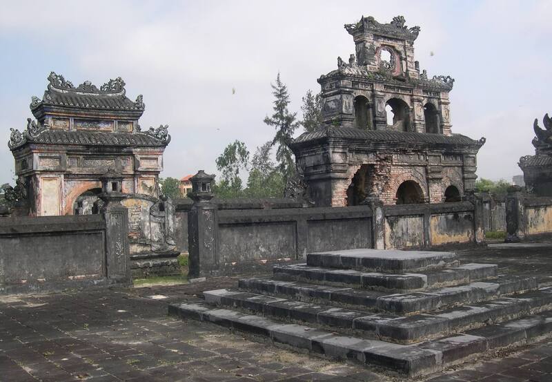 Kiến Trúc Đặc Trưng Của Lăng Dục Đức Huế