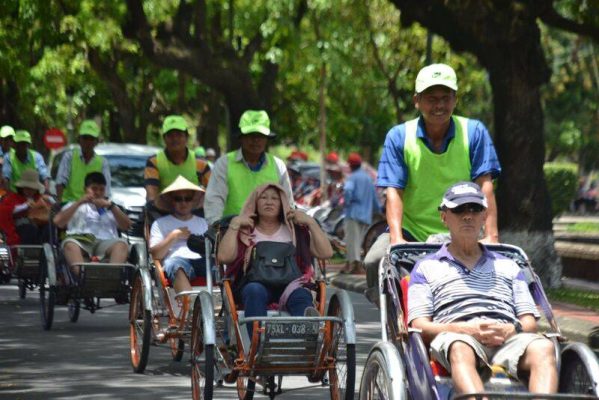 trải nghiệm du lịch Huế bằng xích lô