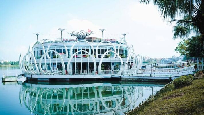 Cà phê view sông Hương ngày càng trở thành lựa chọn yêu thích của cả du khách