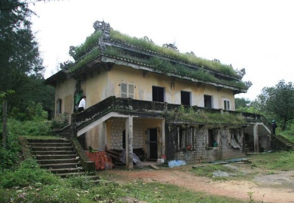 Biệt thự bị bỏ hoang lâu năm tại Huế