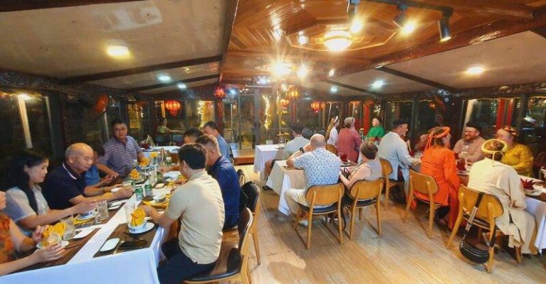 Những lưu ý khi thưởng thức ẩm thực trên sông Hương tại Huế