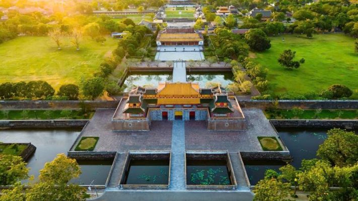 Khám phá Hoàng thành vào buổi tối
