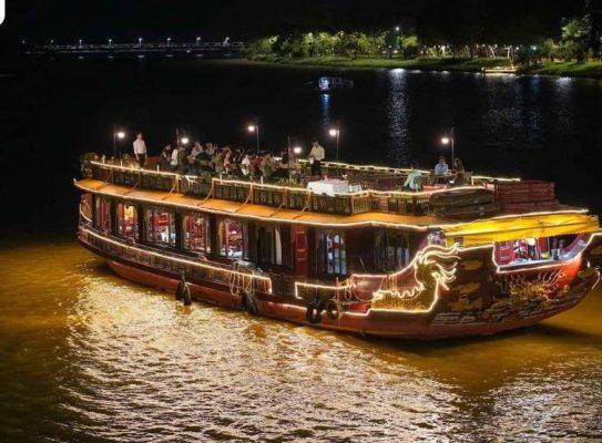 Thưởng thức ẩm thực Huế trên du thuyền sông Hương