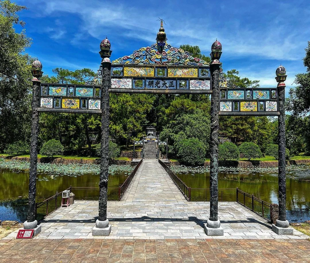 Cảnh quan Lăng Minh Mạng kết hợp giữa hồ nước, cây xanh và kiến trúc cổ tạo nên vẻ đẹp yên bình.