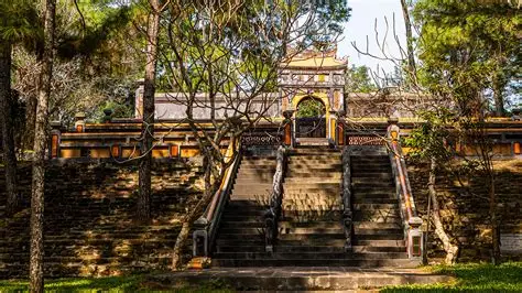 Khám phá Lăng Tự Đức, công trình lăng tẩm nổi tiếng của Huế với kiến trúc thơ mộng và giá trị lịch sử đặc sắc.