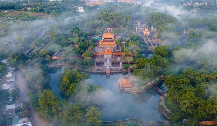 Lăng Tự Đức là một trong những di tích tiêu biểu thuộc Quần thể Di tích Cố đô Huế.