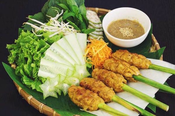 Thưởng thức nem lụi Huế chuẩn người Huế