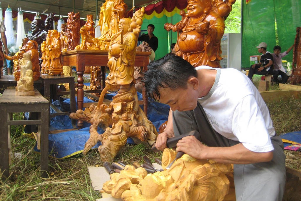 Tượng gỗ mỹ nghệ được các nghệ nhân Mỹ Xuyên chế tác tỉ mỉ, thể hiện kỹ thuật điêu khắc truyền thống.