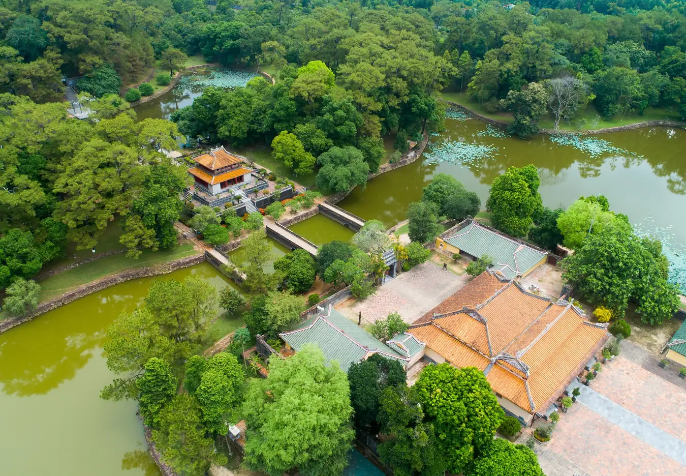 Kiến trúc Lăng Minh Mạng nổi bật với bố cục cân đối, kết hợp hài hòa giữa công trình và thiên nhiên.