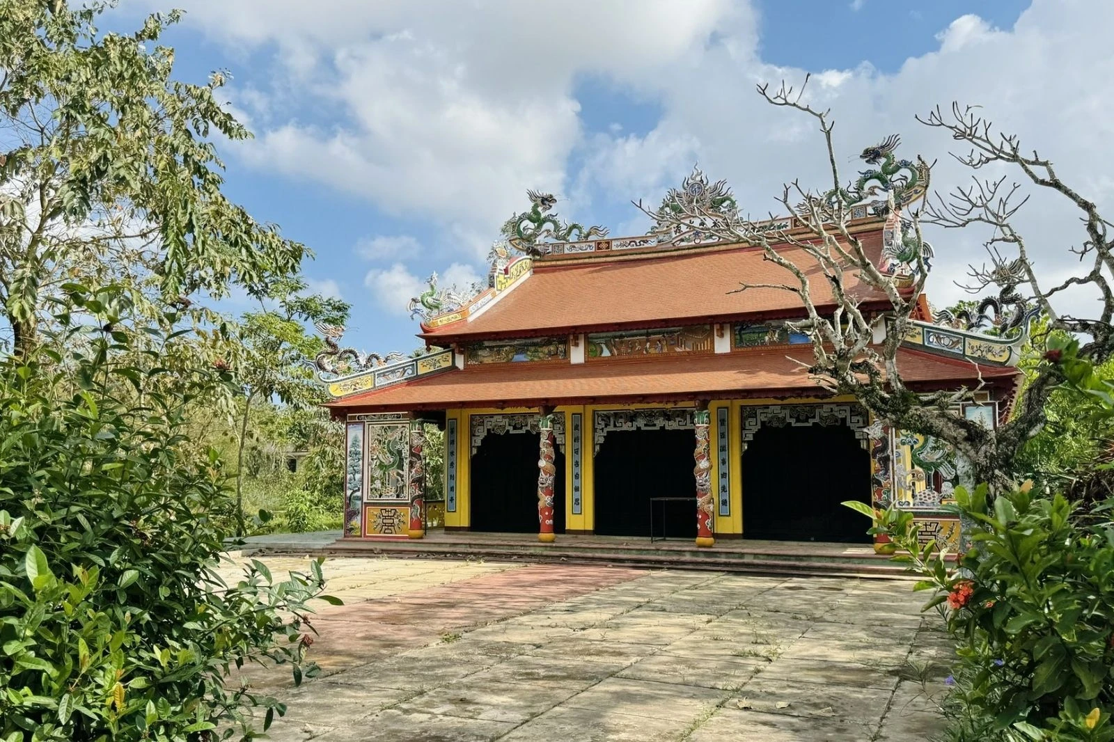 Làng Rèn Hiền Lương là một trong những làng nghề truyền thống lâu đời của Huế với lịch sử hơn 500 năm.