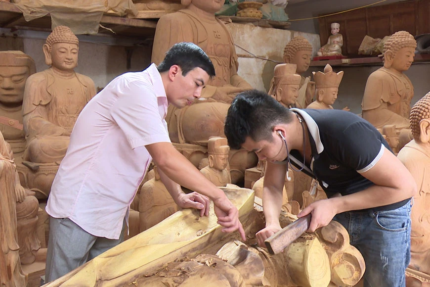 Nghệ nhân Làng điêu khắc gỗ Mỹ Xuyên thực hiện các công đoạn chạm khắc tinh xảo trên sản phẩm gỗ mỹ nghệ.