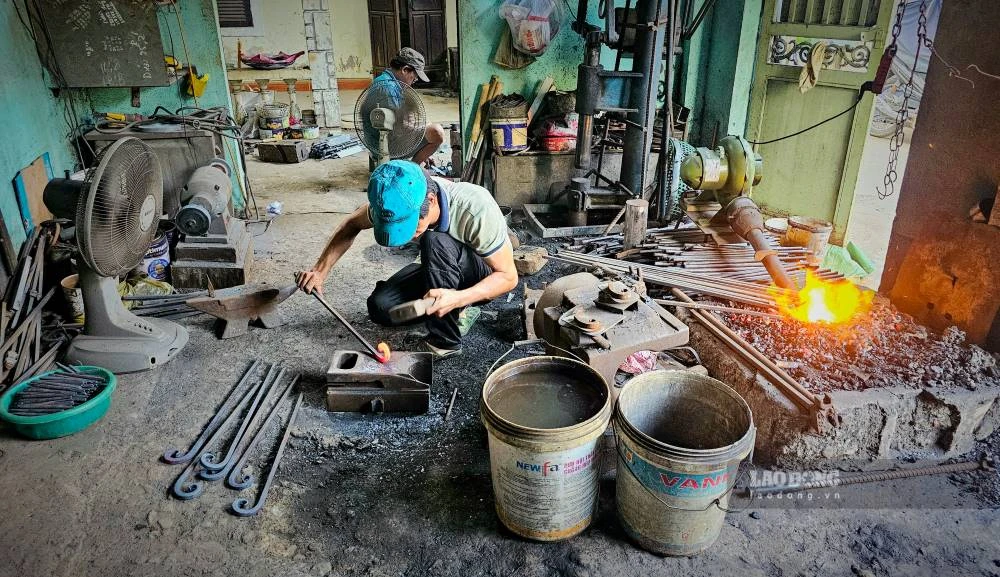 Nghệ nhân Làng Rèn Hiền Lương miệt mài tạo nên các sản phẩm thủ công từ sắt thép bằng kỹ thuật truyền thống.