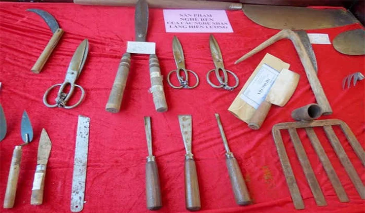 Cuốc, liềm, rựa và nhiều nông cụ khác được chế tác tại Làng Rèn Hiền Lương phục vụ đời sống sản xuất.