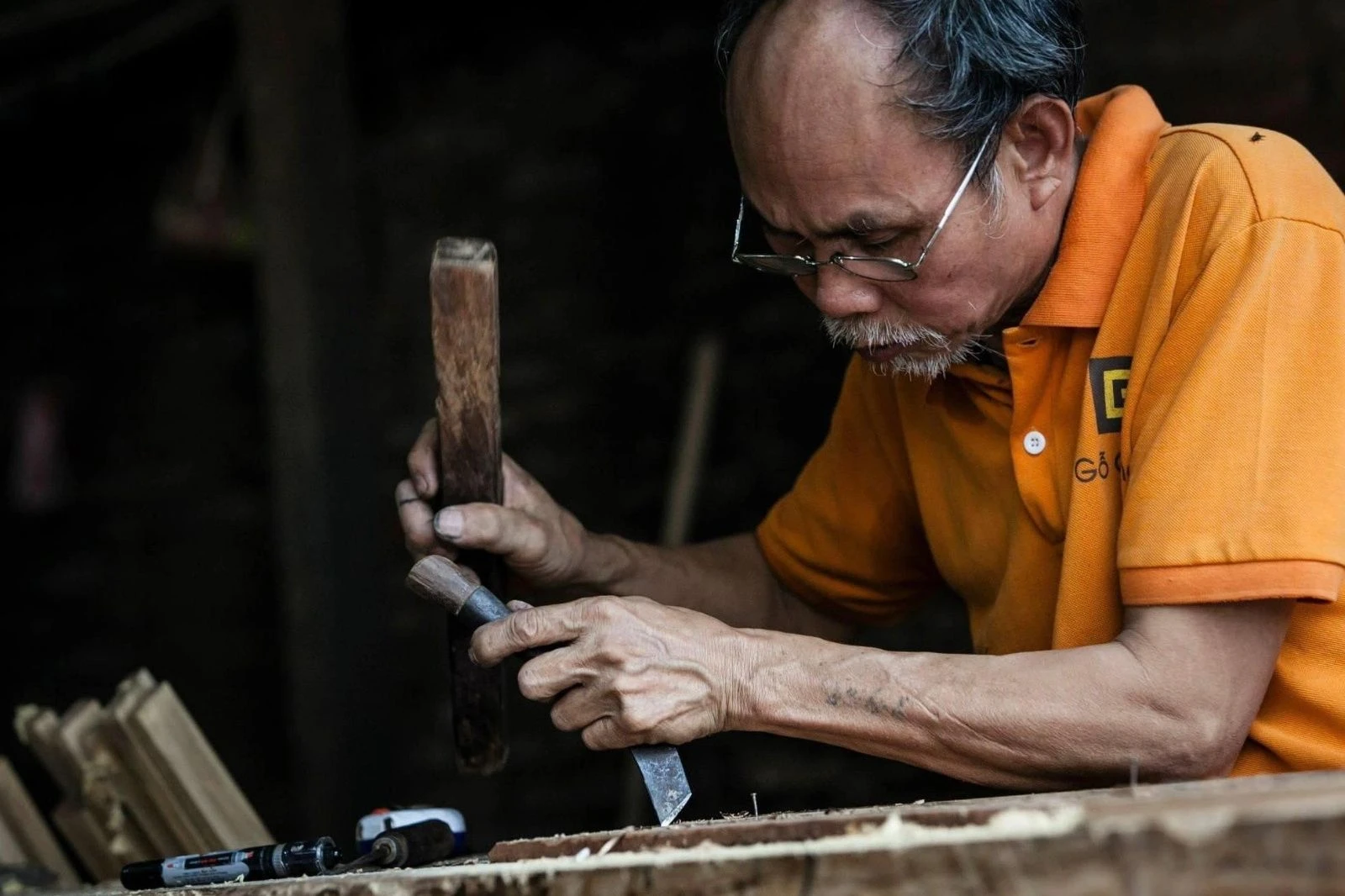 Hoa văn chạm khắc tinh tế trên sản phẩm gỗ thể hiện tay nghề lâu đời của nghệ nhân Mỹ Xuyên.