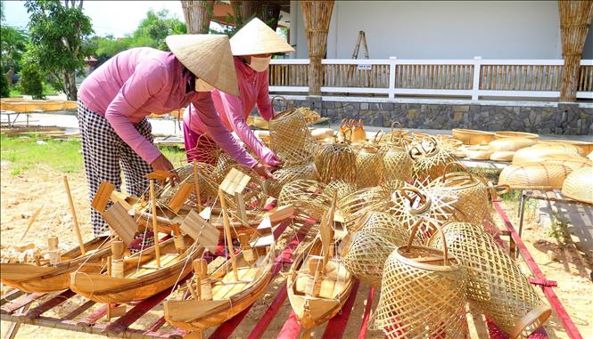 nghe-nhan-dan-lat-bao-la-truyen-thong