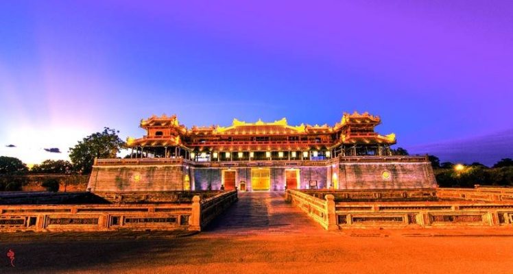 Tour khám phá Ngọ Môn Huế giúp du khách được tiếp cận với biểu tượng của Huế