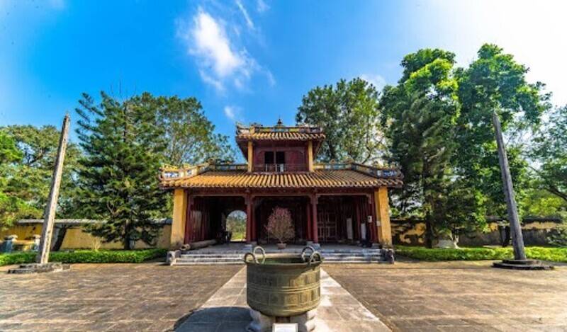 Thăm lăng Đồng Khánh