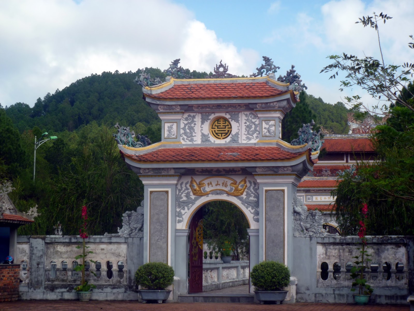 Tham quan đền Huyền Trân Công Chúa